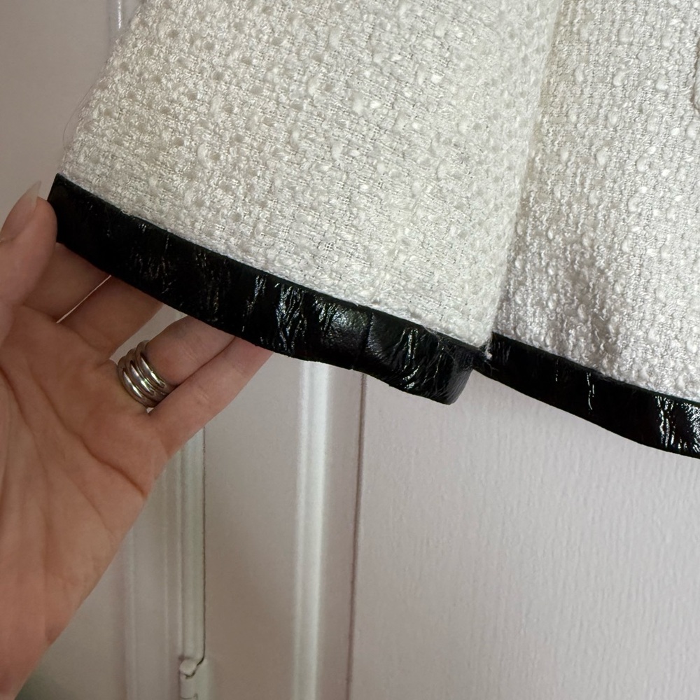 White & Black Boucle Tweed Blazer with Black Trim sz 6
Preppy Demure Old Money - Picture 5 of 8